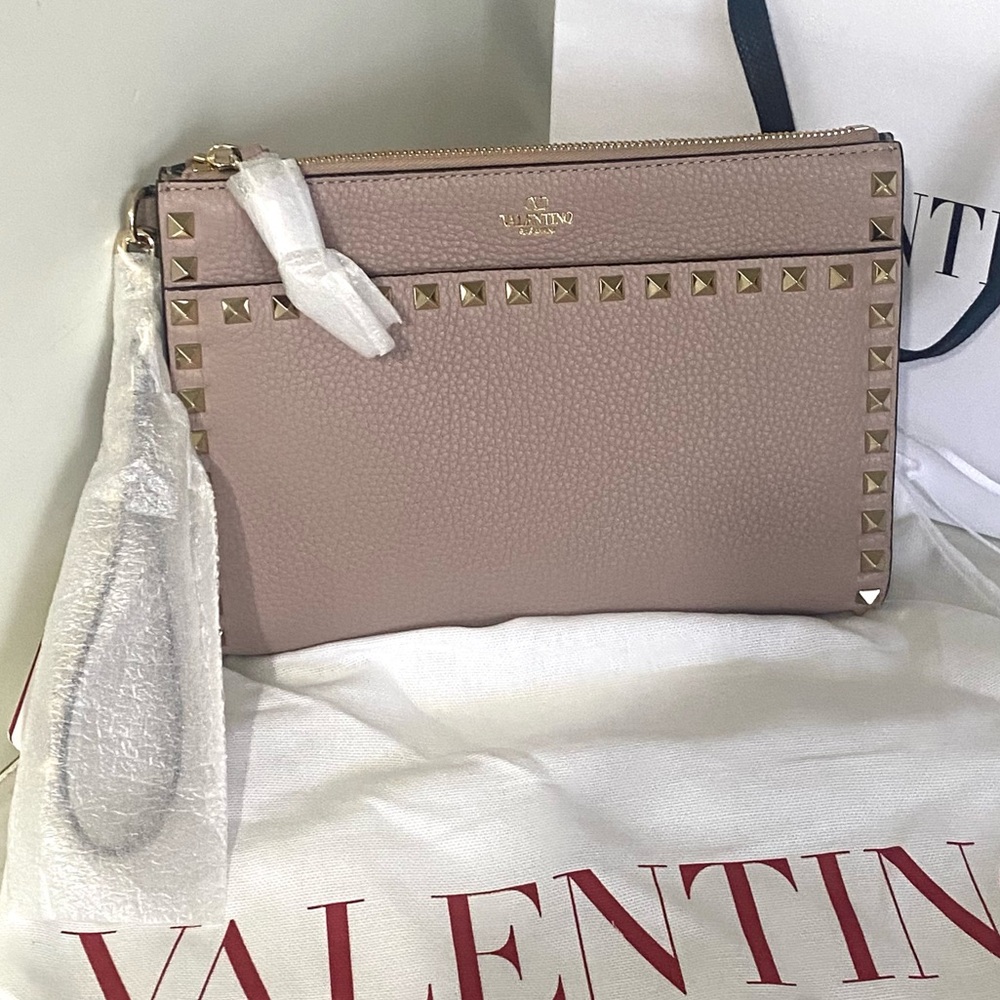 VALENTINO GARAVANI Medium Rockstud Poudre Pebbled Calfskin Leather Clutch